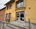 Bild: ge
Hier im Ammerthaler Rathaus wird es in absehbarer Zeit kein Standesamt mehr geben - dessen Aufgaben werden an Ursensollen übertragen.