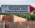 Bild: Armin Weigel/dpa
„Grafenwoehr Training Area, Truppenübungsplatz“ steht auf einem Schild vor dem Gelände des Truppenübungsplatzes Grafenwöhr.