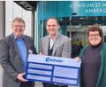 Bild: Klinikum/Uschold/exb
Geschäftsführer von Conrad, Ralf Bühler (Mitte) überreicht 10.000 Euro an das Kinderpalliativteam Ostbayern rund um Karin Borchers und den Kaufmännischen Direktor Hubert Graf.