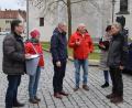 Bild: mrr
Der Festausschuss für die 700-Jahr-Feier von Rieden mit (von links) Dieter Teich, Marlies Grill, Bürgermeister Erwin Geitner und Gerhard Schnabel sowie Josef Weinfurtner (rechts) begutachtet die Örtlichkeiten am Marktplatz. Brigitte Huber (Zweite von rechts) dokumentiert die Abmachungen.