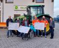 Bild: Landtechnik Malzer/exb
Spendenübergabe auf dem Betriebshof der Firma Malzer: (von links) Prokurist Bernd Riedel, Dr. Annemarie Schraml (Aktion Feuerkinder), Eva Wuttke mit ihrer Schwester Marie (Verein Happynest), Bereitschaftsleiter Matthias Dittrich und Michael Krauß vom BRK Mitterteich sowie Firmeninhaberin Karin Riedel.