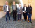 Bild: Mandl/exb
Maria Bollinger (Mitte) feiert 95. Geburtstag. Dazu gratulieren (von links) Bürgermeister Max Beer, Sohn Georg Bollinger, Nichte Sabine Süß und Cosima Süß (von links).