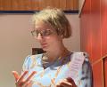 Bild: Irmi Schönberger/exb
Dr. Stephanie Kuchlbauer bei ihrem Vortrag in Neuhaus. Dieser spendete am Ende 300 Euro für Projekte des Ethikkomitees am Klinikum Weiden.