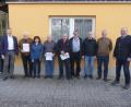 Bild: rn
Mit Ehrungen und Auszeichnungen bedenkt Reinhold Gietl (rechts) Bauer, Ingrid Vetter, Robert Held, Josef Seidl, Robert Uhr, Peter Neukam und Heinz Jantschik (von links). Thomas Riedl (links) würdigt die enorme Wirtschaftsleistung der Hobbyimker und räumte ein, dass nur ein Prozent der Verbandsmitglieder die Imker gewerbsmäßig betreiben.