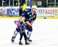 Archivbild: Elke Englmaier
Kurt Davis mit seiner vierjährigen Tochter bei der Ehrenrunde in der Hans-Schröpf-Arena.