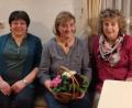 Bild: exa/exb
Christa Bayer, Ortsprecherin Langentheilen (links), und Anni König, Ortsprecherin Lochau (rechts), dankten Berta Frank für ihren Vortrag.