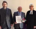 Bild: mma
Kirchenmusikdirektor Gerd Hennecke (links) dankt Erich Kelsch, Pfarrerin Ulrike Häberlein lobt das stets zuverlässige Engagement des langjährigen Mesners.