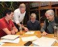 Bild: pi
Reinhard Ott (rechts) lässt sich von Claus Zille, Robert Götz und Rainer Lang (weiter von rechts) informieren.