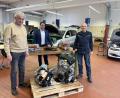 Bild: HWK/Nesselrode/exb
Für eine starke Ausbildung: Wolfgang Pröls, Firmenchef des Autohaus Pröls in Vohenstrauß, HWK-Geschäftsführer Alexander Stahl und HWK-Kursleiter Harald Reiter (von links).