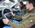 Bild: Stephan Huber
Neue Autos sind zwar auch voll mit digitalen Geräten, aber von einem Simulator hält der Sulzbach-Rosenberger Fahrlehrer Uwe Mutzbauer deshalb trotzdem nichts. Seinen Fahrschülern (im Bild Florian Kolb) bringt er das Autofahren noch gänzlich in der Realität bei – hier bei einem Fahrmanöver am Dultplatz.