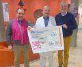 Bild: Kliniken Nordoberpfalz/exb
KAB-St.Konrad-Vorsitzender Michael Träger (links) und Paul Grötsch (rechts), Vorsitzender EAW-Siedlergemeinschaft Hammerweg, übergeben Dr. Fritz Schneble eine Spende über 500 Euro.