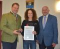 Bild: jr
Die 33-jährige Anne Terpstra ist die Mitterteicher Sportlerin des Jahres 2023. Bürgermeister Stefan Grillmeier (links) und Stadtverbandsvorsitzender Peter Haibach gratulierten.