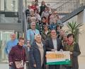 Bild: rha
Der Katholische Frauenbund Vilseck und Malerin Doris Riesemann spenden für die Jurawerkstätten in Amberg und erhalten bei einer Führung Einblicke in die Arbeitswelt von Menschen mit Behinderung.
