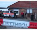 Bild: Kai Moorschlatt/NordwestMedia TV/dpa
Im Landkreis Rotenburg sind vier Menschen erschossen worden. Die Polizei ermittelt.