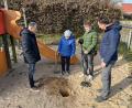 Bild: bey
Bürgermeister Karlheinz Budknik (links) und Jugendbeauftragter German Gierisch (rechts) gehen gemeinsam mit Noah und Jakob Schiml auf "Schatzsuche".