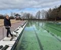Bild: Lowak
Im Winter bietet das Schwimmerbecken im Freibad Windischeschenbach keinen schönen Anblick. Bürgermeister Karlheinz Budnik macht sich Sorgen, dass bis zu Saisonbeginn im Mai die Stadt keine Fachangestellten für Bäderbetriebe findet.