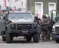 Bild: Paul Zinken/dpa
Polizisten an einem gepanzerten Fahrzeug.