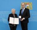 Bild: StMFH/Christian Blaschka
Minister Albert Füracker übergibt die Bundesverdienstmedaille an Dorothea Birkner aus Flossenbürg.