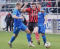 Bild: Büttner
Nico Argauer (Mitte), Torschütze zum 1:0, setzt sich gegen zwei Schwandorfer durch.