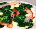 Bild: Cornelia Müller/exb
Grünkohl, Speck, Zwiebel und Knoblauch sind der Belag für diese besondere Winterpizza.