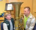 Bild: dob
Klein aber oho. Moritz Mitlmeier setzte sich an die Tuba und schon erfüllten die ersten tiefen Töne den Raum. Er blies seine Bäckchen dafür gehörig auf.
