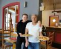Bild: Portner
Ein Lebenswerk: Dem Ehepaar Petra und Salvatore De Luca fällt der Abschied von ihrem italienischen Lokal am Marktplatz in Oberviechtach schwer.