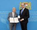 Bild: Christian Blaschka/StMFH/exb
Finanz- und Heimatminister Albert Füracker (rechts) überreichte das Bundesverdienstkreuz an Ludwig König.