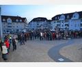 Bild: ak
Rund 300 Bürgerinnen und Bürger hatten sich am Sonntagabend zur Kundgebung auf dem Rathausplatz in Speichersdorf versammelt.