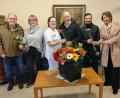 Bild: Birgit Singer-Grimm/exb
Die Einrichtungsleiterin des AWO-Seniorenzentrums Andrea Motzel (Zweite von links) und ihr Team freuen sich über die kleine Aufmerksamkeit durch das Bürgermeister-Trio Hubert Blödt (links), Roland Strehl (Dritte von rechts) und Birgit Singer-Grimm (rechts).