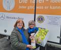 Bild: mma
Margret Hirsch (links) und die Vorsitzende des Hahnbacher Frauenbundes, Hildegard Gallitzendörfer, übergeben Osterpäckchen an die Amberger Tafel.