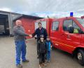 Bild: bö
Dank einer Sachspende in Höhe von 3000 Euro kann das Fahrzeug der Feuerwehr Ransbach ertüchtigt werden. Im Namen der Wehr bedankt sich Markus Finn (rechts) zusammen mit seinen zwei Jungs von der Nachwuchsheuerwehr bei Helmut Polster dafür.