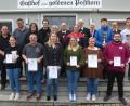 Bild: bk
Den Geehrten und Pokalgewinnern gratulieren Bezirksschützenmeister Harald Frischholz, Gauschützenmeister Wolfgang Weiß,, seine drei Stellvertreter und Dritter Bürgermeister Thomas Schönberger (hinten, von rechts)..
