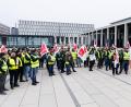 Bild: Carsten Koall/dpa
Mitarbeiter der der Unternehmenssparte Lufthansa Technik demonstrieren vor der Abflughalle im Terminal 1 des Flughafens BER.