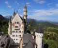 Archivbild: Karl-Josef Hildenbrand/dpa
Hier, am Schloss Neuschwanstein im Allgäu, kam im Juni 2023 eine junge Frau ums Leben. Ein Mann stieß sie einen 50 Meter tiefen Abhang hinunter.