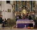Bild: mrr
Der Riedener Kirchenchor unter der Leitung von Roland Nitzbon (links) umrahmte den Weltgebetstag in der Pfarrkirche Mariä Himmelfahrt stimmungsvoll.