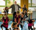 Bild: wbe
Die Tanz-AG überraschte den scheidenden Förderlehrer mit einer Darbietung zur Musik von Dancing Queen und holte ihn zum Schluss selbst auf die Bühne.