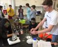 Bild: do
Ein "Science-Projekt" ermuntert die deutschen und amerikanischen Schüler/innen zu wissenschaftlichen Experimenten.