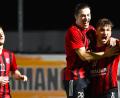 Bild: Büttner
Nico Argauer (rechts) und Erol Özbay bejubeln den 5:3-Triumph gegen den 1. FC Bad Kötzting, Benedikt Meckl (links) kommt zum Feiern dazu.