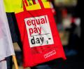 Symbolbild: Rolf Vennenbernd/dpa
Wer "equal pay" fordert, sollte aber gleichzeitig auch "equal care" fordern, kommentiert Maria Oberleitner.
