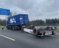 Bild:  Verkehrspolizeiinspektion Hof
Kurz vor der Anschlussstelle Münchberg/Süd hat sich gegen 13.45 Uhr ein Container von einem Transporter aus dem Raum Augsburg gelöst und liegt nun neben der Fahrbahn in einer Grünfläche.