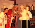 Archivbild: lg
Am Bild des erfolgreichen barocken Wanderarztes, hier beim Eisenbarth-Festspiel dargestellt von Florian Waldherr (zusammen mit Anna Waldherr und Michael Brunner), wird nicht gerüttelt.