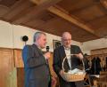 Bild: Harald Pilhofer/exb
Vorsitzender Ulrich Kummer (links) überreichte dem Referenten Dr. Josef Deuringer, Fachanwalt für Agrarrecht, zum Dank einen Präsentkorb.