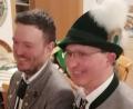Bild: snn
Die beiden Schützenmeister Johannes Wenkmann (links) und Helmut Wedel knien sich zum Patenbitten nieder.