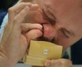 Archivbild: Armin Weigel/dpa
Dieser Schnupfer hat die Nase voll - allerdings nicht von EU-Vorschriften. Er hat an einer Weltmeisterschaft teilgenommen. Dabei geht es darum, sich in einer Minute fünf Gramm Tabak in die Nase zu stopfen und möglichst wenig zu krümeln.