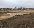 Bild: pz
Die Sanierung der Tonscherben-Deponie an der ehemaligen Bahnlinie und der Baumeister-Emil-Engel-Straße (im Hintergrund) ist inzwischen abgeschlossen. Für die Maßnahme wurden die geplanten Ausgaben von rund 1,1 Millionen Euro in den Entwurf für den Etat 2024 übertragen.