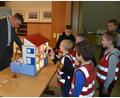 Bild: jr
Auf großes Interesse stieß das neue Rauchhaus-Modell vor allem beim Nachwuchs der Feuerwehr Mitterteich. Florian Ramsl von der Versicherungskammer Bayern führte die Funktionen vor.