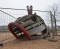 Bild: szl
Nach einer Rettungsaktion am Spielplatz "Fischers Fritz" am Fischhofpark ist das am Spielgerät "Karpfen" derzeit gesperrt. Die Feuerwehr musste einen Jungen befreien, der sich zwischen den Holzlatten den Fuß eingeklemmt hatte.