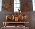 Bild: ban
Im Altarraum der Peterskirche in Wäldern wird der Apostel Petrus (knieend, links) dargestellt mit Schlüsseln in der Hand.