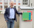 Bild: Gabi Schönberger
Eduard Bauer vor der Gustl-Lang-Schule. Dort hat er ebenso einen Schreibtisch stehen, wie in der Wirtschaftsschule Eschenbach und am BSZ auf dem Felix in Neustadt.