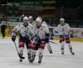 Bild: Christian Kaminsky
Die Blue Devils gewannen am Dienstag das zweite Match im Play-off-Achtelfinale beim Herner EV mit 9:2. Hier fahren Kapitän Dennis Thielsch (vorne links), der zweifache Torschütze Tyler Ward (daneben) und Vladislav Filin (hinten rechts) nach einem Treffer vom Eis.